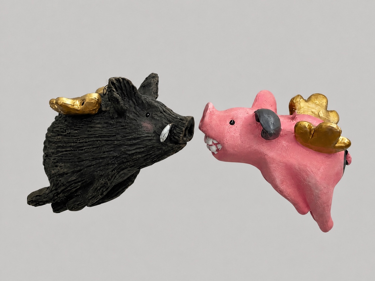 Zwei dekorative Schweinefiguren